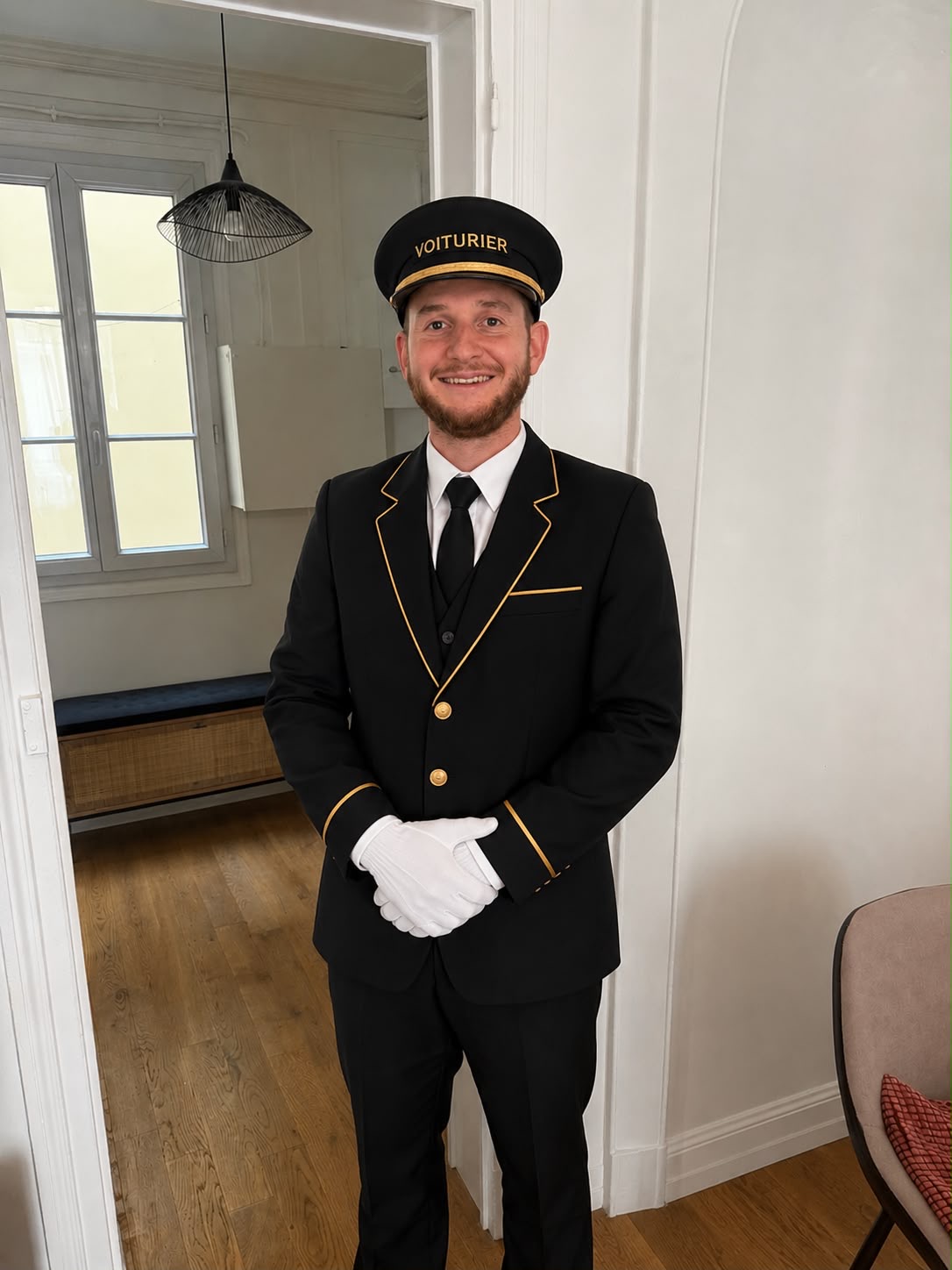Titi, voiturier en uniforme
